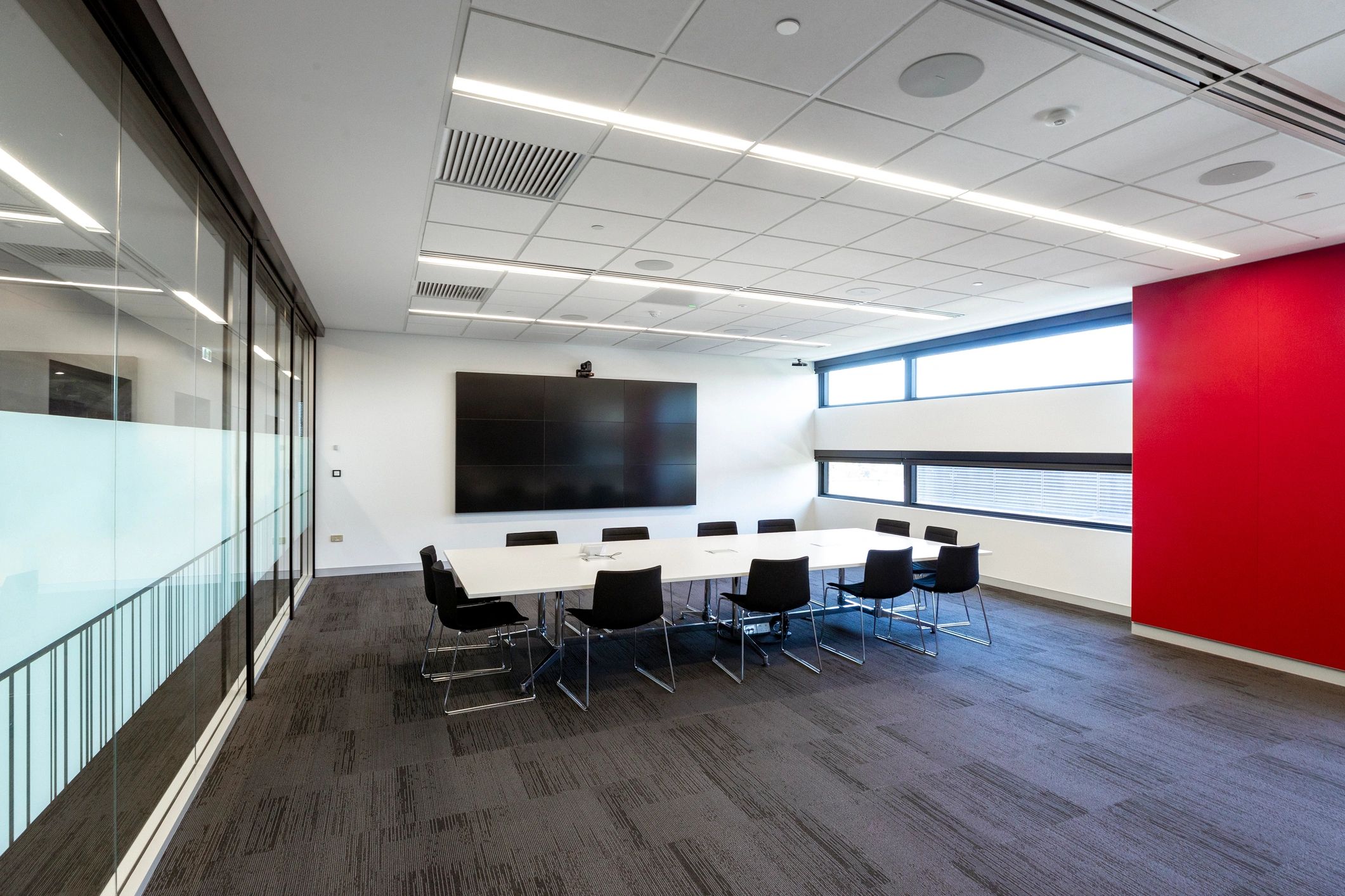 Sala de reuniones moderna en oficina corporativa