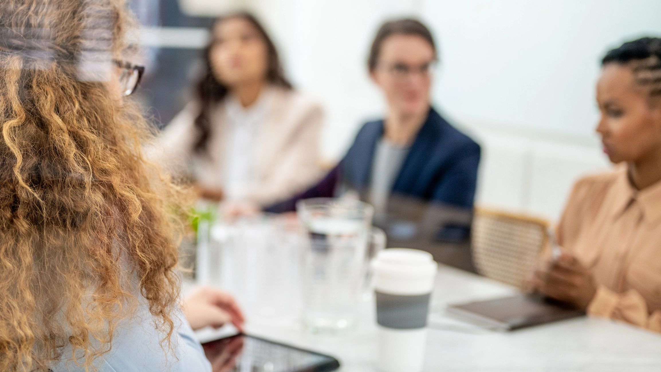 Profesionales colaborando en mesa de trabajo